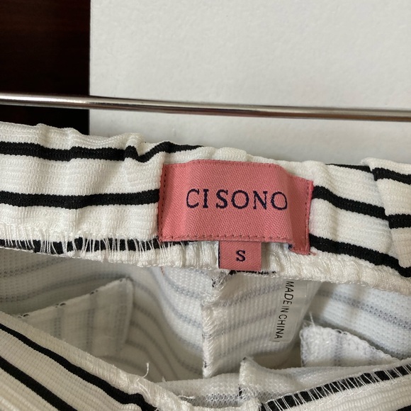 Black and white striped shorts - Picture 4 of 4